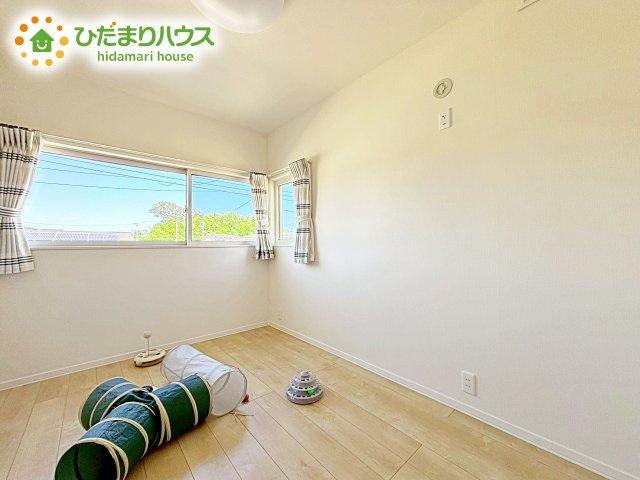 【洋室】 | 水戸市米沢町　中古戸建 | 洗練された空間にやわらかい光が差し込み、お気に入りの家具や小物が映えます。