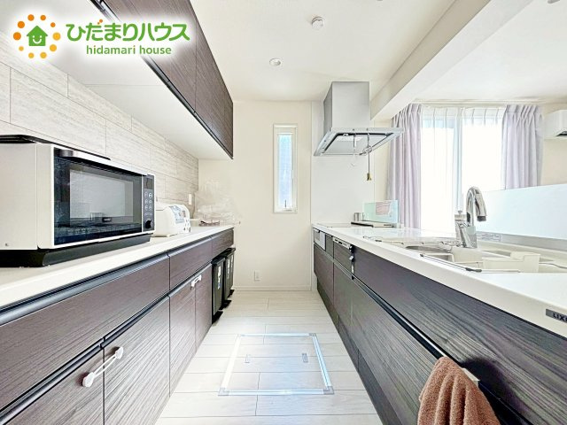 【キッチン】 | 水戸市米沢町　中古戸建 | 収納もたっぷり御座います。お食事の準備をしながらご家族との会話を楽しめます。キッチン近くに水回りも集中しているので、家事の動きがらくちんです♪