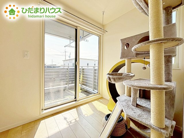 【洋室】 | 水戸市米沢町　中古戸建 | バルコニーに面している居室なので、自然と光が差し込みます。