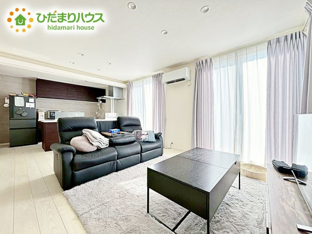 【居間・リビング】 | 水戸市米沢町　中古戸建 | 大きな窓が心地よい、リビング。家全体を見渡せるので、自然と家族の会話も弾みそう。