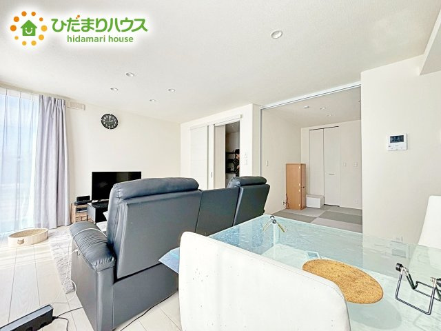 【居間・リビング】 | 水戸市米沢町　中古戸建 | 家族との大切な時間を多く過ごすリビング。ゆったりとした広さのある空間で会話も弾みます♪大きい窓からは明るい日差しが差し込みます。居心地の良いリビングでおうち時間を楽しんで！