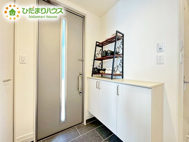 【玄関】 | 水戸市米沢町　中古戸建 | 丁度良い靴箱のサイズ♪これだけあれば家族全員の靴がしまえてスッキリ(^O^)