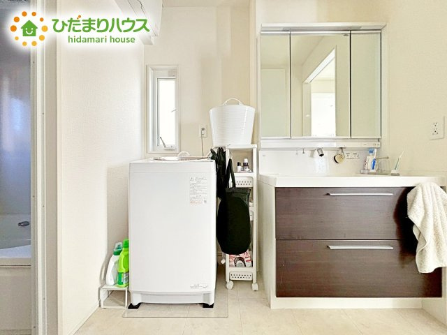 【独立洗面台】 | 水戸市米沢町　中古戸建 | 三面鏡は自分では見えにくいところまで見ることができるので、身だしなみを整える際などにはとても便利です(*^^*)