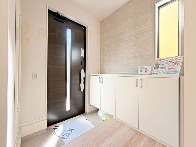 牛久市南16期　新築戸建て　1号棟の玄関|気持ちよくご家族やゲストを送迎できる穏やかな雰囲気の玄関♪大きな下駄箱で玄関廻りスッキリ♪