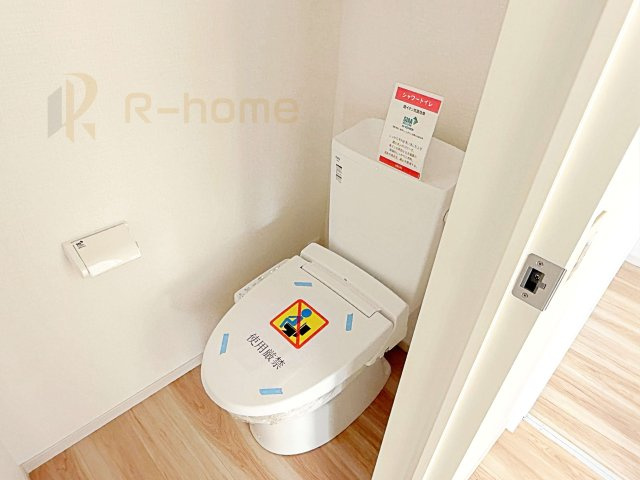 牛久市南16期　新築戸建て　1号棟のトイレ|温水洗浄便座付きのトイレ。
トイレが２ヵ所設置で朝の忙しい時間でも安心です。