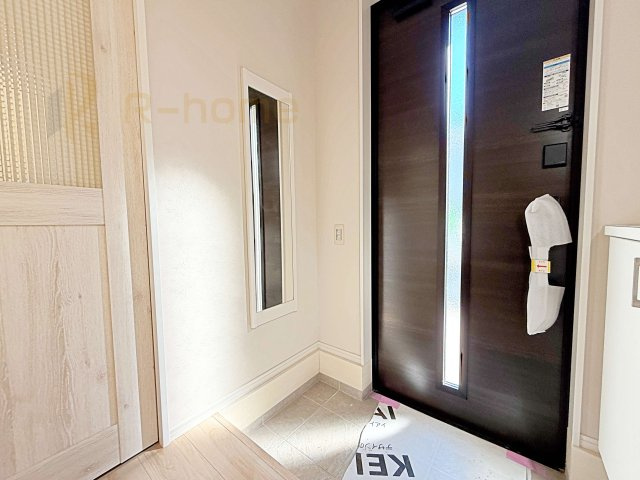 牛久市南16期　新築戸建て　1号棟の玄関|お出かけ時に嬉しいミラー付きの玄関です！