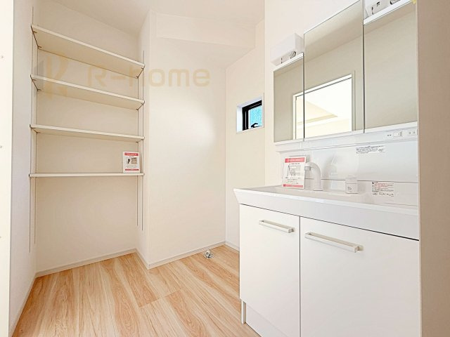 牛久市南16期　新築戸建て　1号棟の洗面所|タオルや衣類の収納に便利なリネンスペース付き！