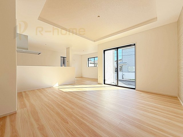 牛久市南16期　新築戸建て　1号棟の居間・リビング|広々としたLDK♪自然と家族が集まるリビング階段プラン♪