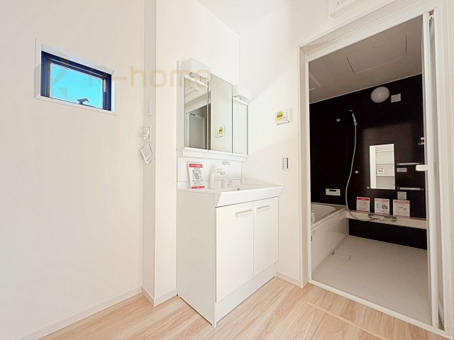 牛久市南16期　新築戸建て　1号棟の洗面所|清潔感溢れる洗面台は嬉しい三面鏡付き。洗剤や歯ブラシなどもすっきり収納できます♪