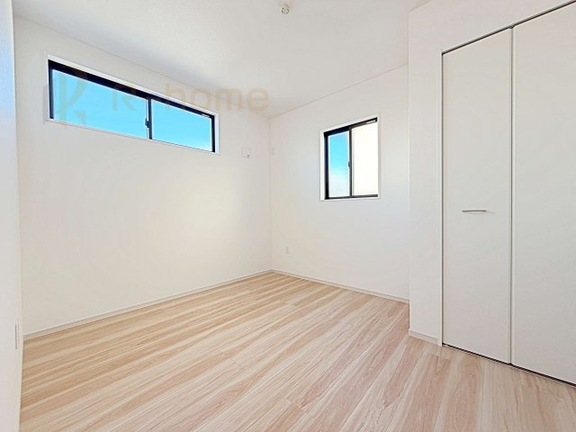 牛久市南16期　新築戸建て　1号棟の洋室|どんな部屋家具も合わせやすいシンプルな洋室！
たっぷりの日差しと心地よい風が舞い込む住まい♪