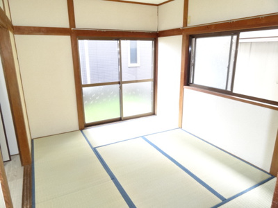 【寝室】 | 稲美町六分一相ノ山貸家 | 2面採光で明るい和室６帖！