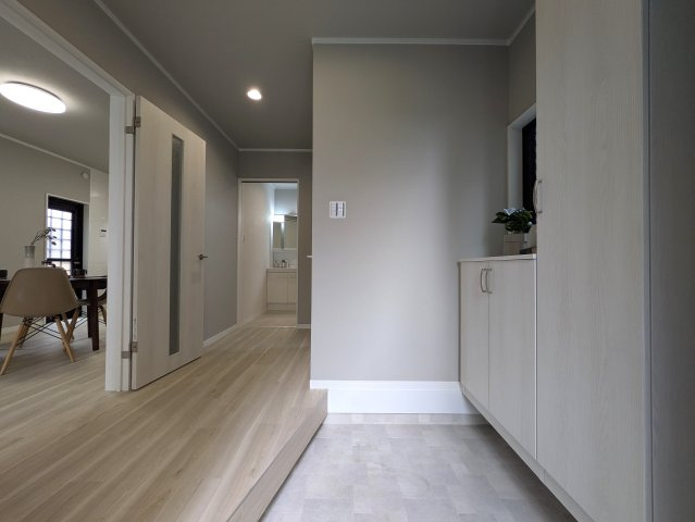 家に求めるもの、それは【保土ケ谷区仏向西】リノベーション戸建の玄関|明るい玄関です