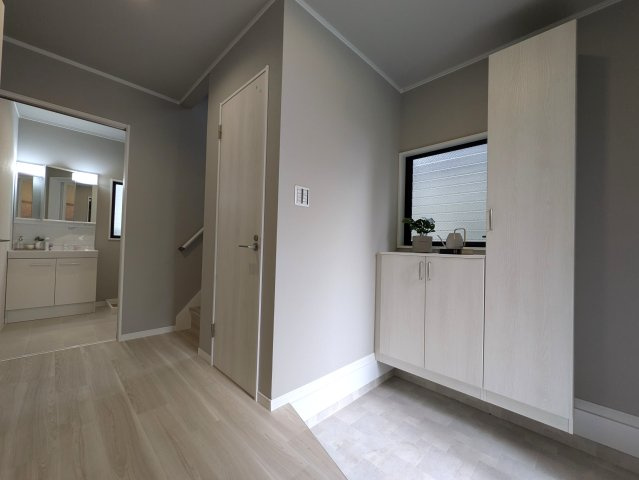 家に求めるもの、それは…【保土ケ谷区仏向西】戸建リノベーション戸建の玄関|明るい玄関です