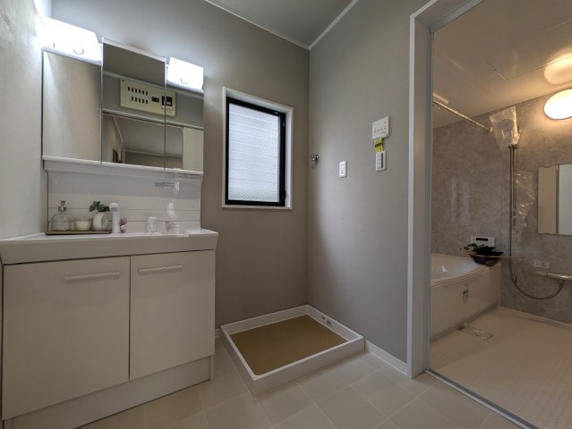 家に求めるもの、それは【保土ケ谷区仏向西】リノベーション戸建の独立洗面台|独立洗面台、朝の身支度には欠かせません