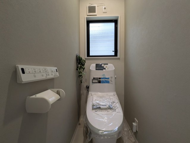 家に求めるもの、それは【保土ケ谷区仏向西】リノベーション戸建のトイレ|ゆったりとした空間のトイレです