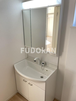 【独立洗面台】 | 山形市小白川町5号棟【新築建売】 | 三面鏡の洗面台は、スタイリッシュなだけでなく収納力もあります。