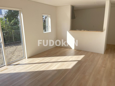 【居間・リビング】 | 山形市小白川町5号棟【新築建売】 | リビングは広々です。家族の団欒の場として家庭を包みます。