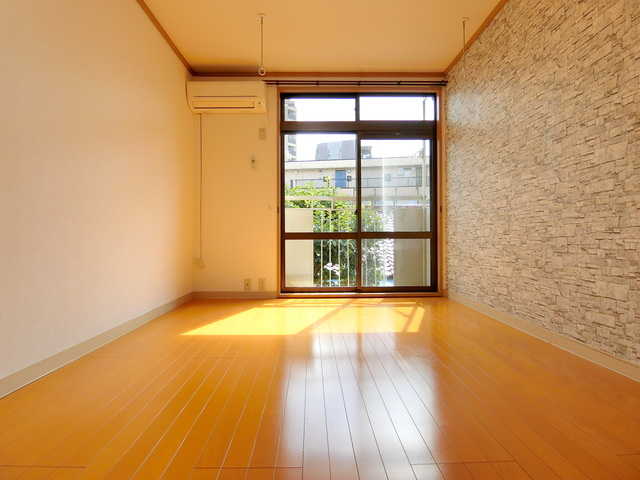 シティハイム　ミストラルの居間・リビング|★広々居室、採光たっぷり★