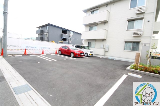 クレール林崎の駐車場