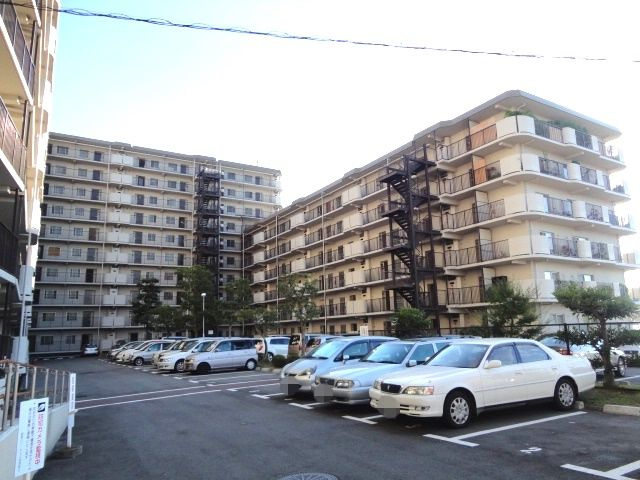 寝屋川コーポラスの駐車場