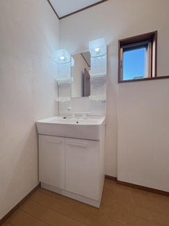 【洗面所】 | 南区下溝 中古戸建て | 洗髪洗面化粧台　※使用・経年等に伴う、汚損・キズ・性能低下等があります