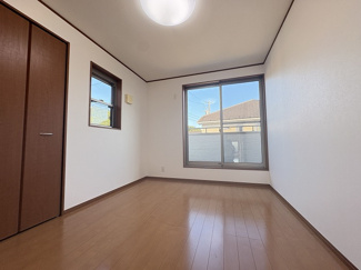 【洋室】 | 南区下溝 中古戸建て | 2面採光・南向き：洋室6帖