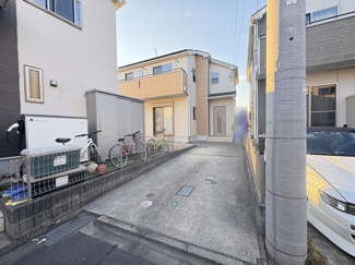 【駐車場】 | 南区下溝 中古戸建て | 南東側約4.5ｍ公道　旗竿地（間口約2.7ｍ）　駐車2台（車種によります）