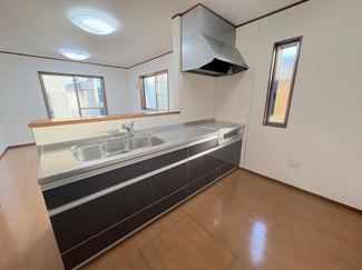 【キッチン】 | 南区下溝 中古戸建て | IHクッキングヒーター　※使用・経年等に伴う、汚損・キズ・性能低下等があります