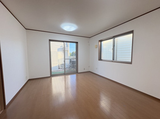 【居間・リビング】 | 南区下溝 中古戸建て | 2面採光・南向き：LDK14帖