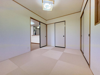 【和室】 | 南区下溝 中古戸建て | 2面採光・南向き：LDKに隣接している和室6帖