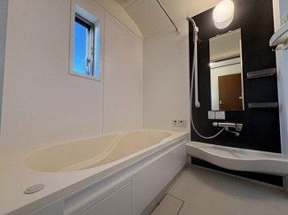 【浴室】 | 南区下溝 中古戸建て | 追焚き給湯・浴室乾燥機+窓　※使用・経年等に伴う、汚損・キズ・性能低下等があります