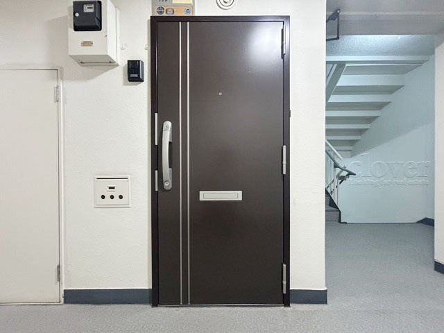 【その他共用部分】 | 代々木スカイハイツ | 皆様をお迎えする、お部屋の玄関ドア。開けやすさや開放角度、ドアノブの操作しやすさや鍵の形状などを、現地で一度ご確認ください。～即日のご見学可能～　お問合せはお気軽にどうぞ。
