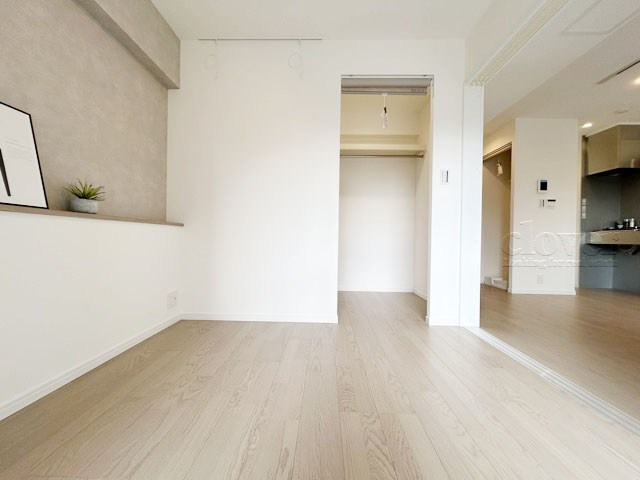【洋室】 | 代々木スカイハイツ | 窓から明るい光が差し込む洋室。ベッドを置いて個人居室にする場合は、多くの時間を過ごすことになる空間です。使い勝手や落ち着きを想像してください。～即日のご見学可能～　お問合せはお気軽にどうぞ。
