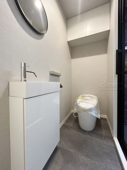 【トイレ】 | 代々木スカイハイツ | 上部に収納を備えたトイレです。自宅の中でも最もプライベートな空間だからこそ、ほしい「落ち着き」がここにあります。～即日のご見学可能～　お問合せはお気軽にどうぞ。
