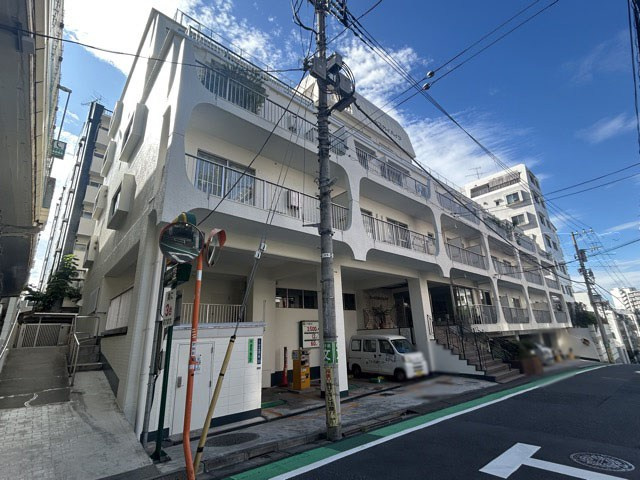 【外観】 | 代々木スカイハイツ | 青空によく映える建物です。手入れの行き届いた外壁やマンション正面エントランスなど、綺麗な姿をぜひ一度、現地にてご覧ください。～即日のご見学可能～　お問合せはお気軽にどうぞ。
