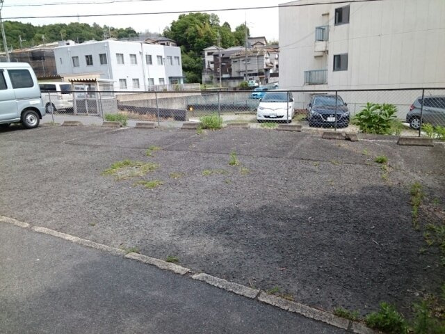 パークヒル光明の駐車場|車をお持ちの方に嬉しい駐車場付きの物件です