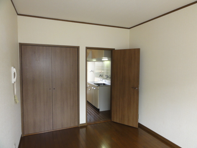 【洋室】 | メゾンフォレスタ | ごゆっくりおくつろぎください