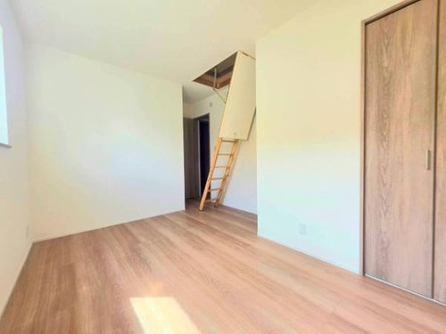 小川町１丁目新築住宅の洋室|明るい光が差し込む洋室です。木目調の床が落ち着いた雰囲気を演出します。ロフト付きで空間を有効活用できます。クローゼットもあり収納に便利です。