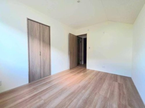 小川町１丁目新築住宅の洋室|シンプルで明るい洋室は清潔感のあるホワイトの壁とナチュラルな木目調の床が調和しています。収納スペースも充実しており片付けがしやすい設計です。