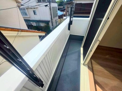 小川町１丁目新築住宅のバルコニー|日当たりの良いバルコニーは洗濯物の乾燥にも便利です。室内からの出入りもしやすい設計です。スペースに余裕があり使い勝手が広がります。手すりや床面がしっかりとした造りになっています。