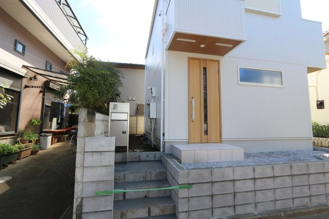 小川町１丁目新築住宅の外観|。シンプルなデザインが周囲と調和しています。角地に位置しており開放感のある立地です。前面道路も幅がありアクセスしやすい環境です。