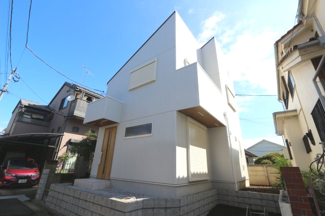 小川町１丁目新築住宅の外観|前面道路は幅があり車の出入りがしやすい印象です。住宅街ならではの落ち着いた環境に位置しています。角地のため明るさや開放感にも期待できます。