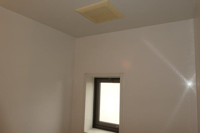 グランシード三宅の浴室|浴室窓・換気扇