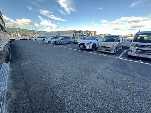 サンライズマンション岩出Ⅹの駐車場