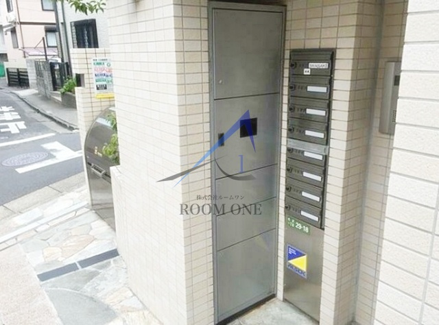 ナチュラーレ代沢のその他共用部分|宅配ボックスと集合ポストです。