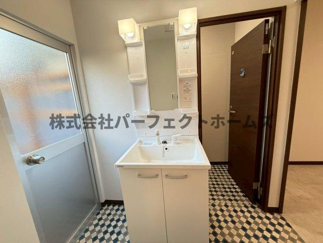 クラテル大利の独立洗面台|独立洗面台、小物を置くことができて便利です