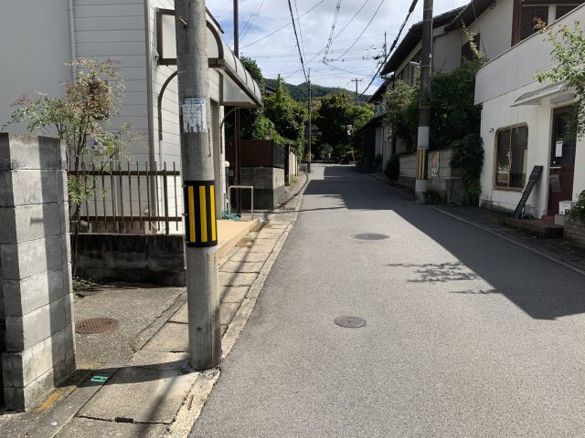 京都市左京区修学院薬師堂町　中古一戸建の前面道路含む現地写真
