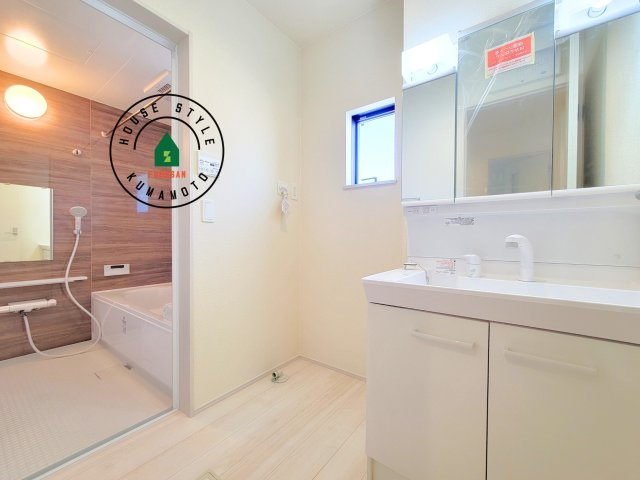 熊本市中央区壺川1丁目第1-2棟（1号棟）の内観：施工例|ゆとりの洗面スペースで朝の身支度もスムーズに。暮らしを快適に変えるシャワー付洗面台です！