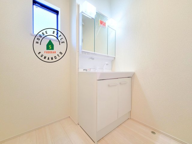 熊本市中央区壺川1丁目第1-2棟（1号棟）の内観：施工例|毎日使うものだから清潔な空間を保ちたい水回り。洗面にはそんな願いを解消させてくれる収納アイデアが満載です。三面鏡の裏側にはキャビネットが現れ小物から背の高い物まで収納できます。