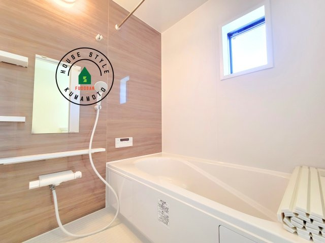 熊本市中央区壺川1丁目第1-2棟（1号棟）の内観：施工例|1日の疲れを癒してくれる広々バスルーム。雨の日のお洗濯にも大活躍な浴室乾燥機付です！